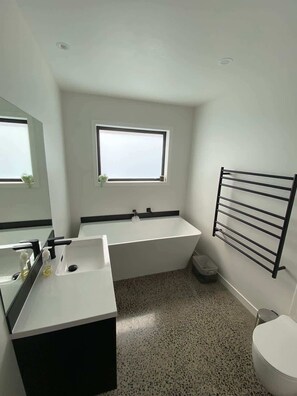 Shower, shampoo