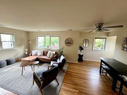 NEW Cozy Penthouse - Spacious 3-bedroom apartment. Steps to Metro! 