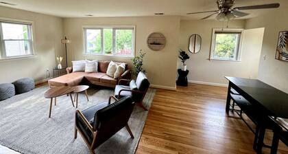 NEW Cozy Penthouse - Spacious 3-bedroom apartment. Steps to Metro!