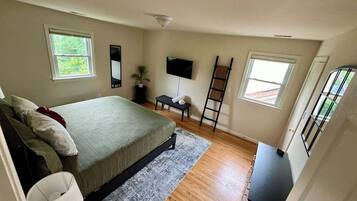 3 chambres, bureau, fer et planche à repasser, lit de bébé portatif