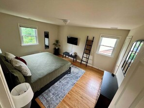 3 chambres, bureau, fer et planche à repasser, lit de bébé portatif