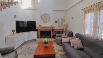 Smart TV, fireplace, stereo