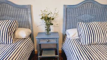 4 slaapkamers, een strijkplank/strijkijzer, reisbedje, gratis wifi