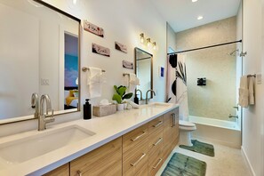 Douche, sèche-cheveux, serviettes fournies, savon
