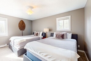 4 bedrooms, Internet, bed sheets - Charming in Town Home w/ Backyard Patio, Fire Pit, just steps from Indian River! (Indian River)