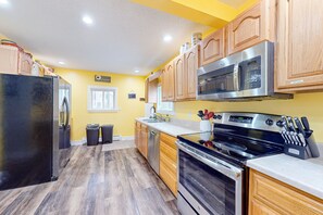 Fridge, microwave, oven, stovetop - Charming in Town Home w/ Backyard Patio, Fire Pit, just steps from Indian River! (Indian River)