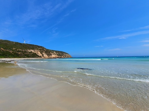 LUXURY HOME  WITH KING BED, HOT TUB, WiFi, AC , Arcade games Netflix sleeps 9 