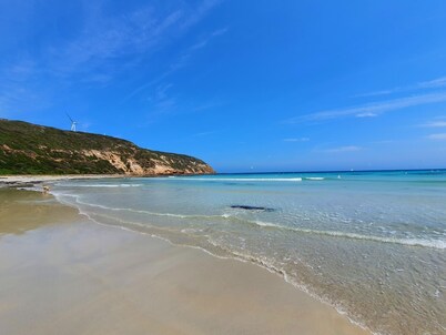 LUXURY HOME  WITH KING BED, HOT TUB, WiFi, AC , Arcade games Netflix sleeps 9 