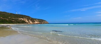 LUXURY HOME  WITH KING BED, HOT TUB, WiFi, AC , Arcade games Netflix sleeps 9