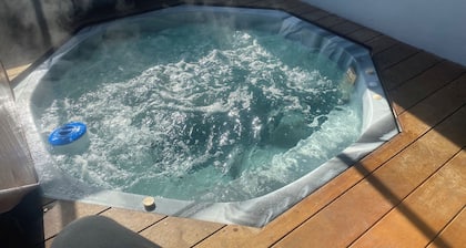 LUXURY HOME WITH KING BED, HOT TUB, WiFi, AC , Arcade games Netflix sleeps 9