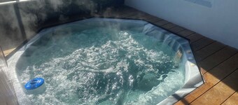 LUXURY HOME WITH KING BED, HOT TUB, WiFi, AC , Arcade games Netflix sleeps 9