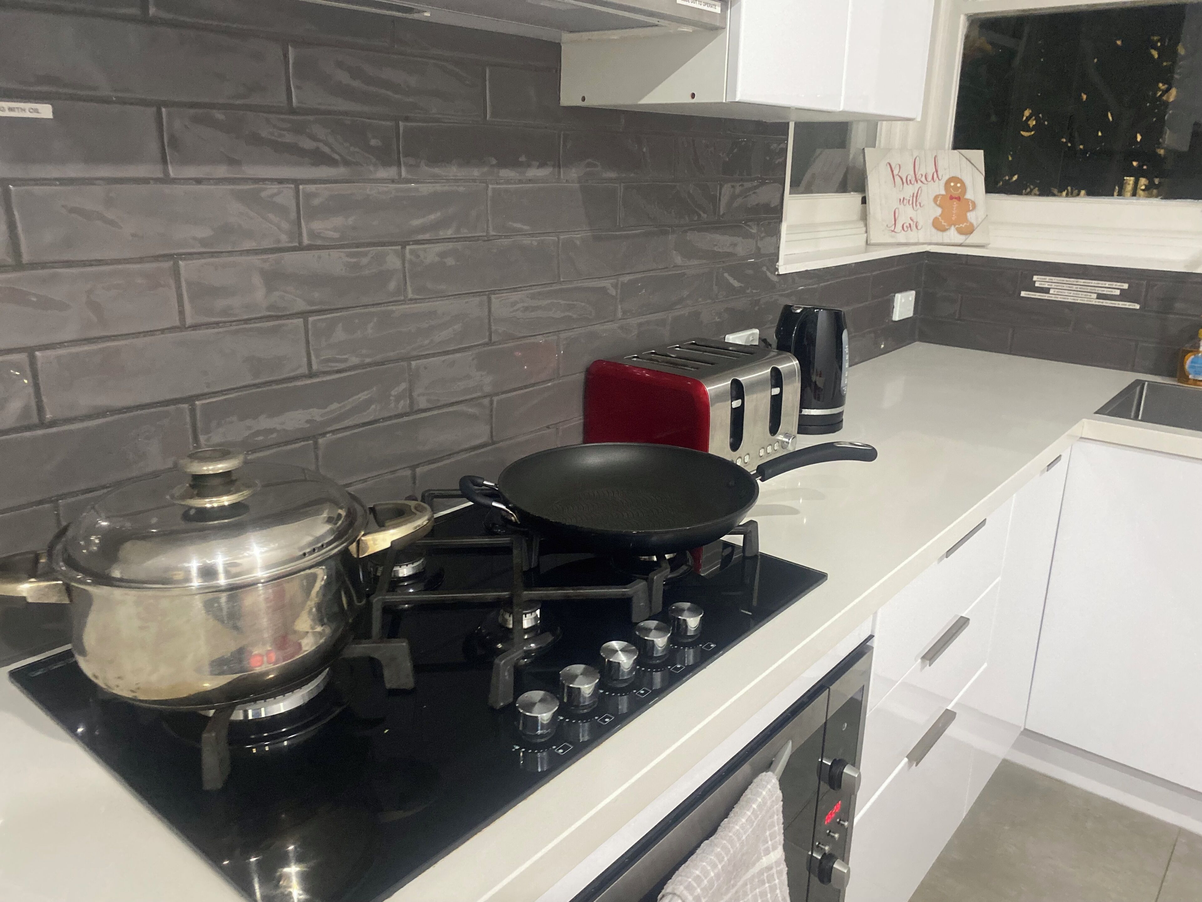 Jääkaappi, mikroaaltouuni, uuni, liesi