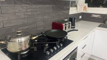 Jääkaappi, mikroaaltouuni, uuni, liesi