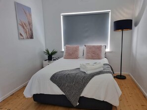 3 makuuhuonetta, silitysrauta/-lauta, Wi-Fi, vuodevaatteet