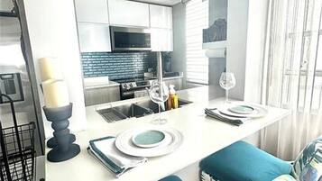 Een koelkast, een magnetron, een oven, een kookplaat