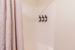 Dusche, Handtücher, Seife, Toilettenpapier