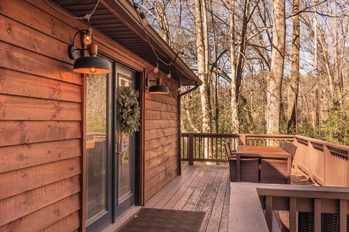 Charming 2-bedroom cabin close to Bryson City with AC, WiFi, Hot tub
