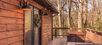 Charming 2-bedroom cabin close to Bryson City with AC, WiFi, Hot tub