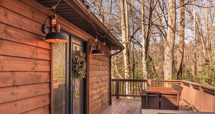 Charming 2-bedroom cabin close to Bryson City with AC, WiFi, Hot tub