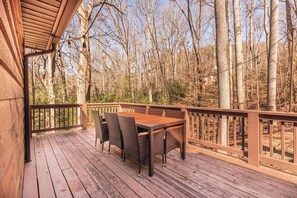 Outdoor dining - Charming 2-bedroom cabin close to Bryson City with AC, WiFi, Hot tub (Whittier)