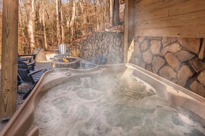 Outdoor spa tub - Charming 2-bedroom cabin close to Bryson City with AC, WiFi, Hot tub (Whittier)