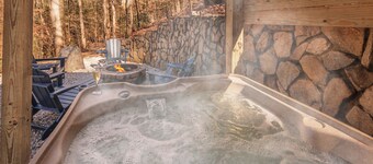 Charming 2-bedroom cabin close to Bryson City with AC, WiFi, Hot tub