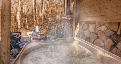 Charming 2-bedroom cabin close to Bryson City with AC, WiFi, Hot tub
