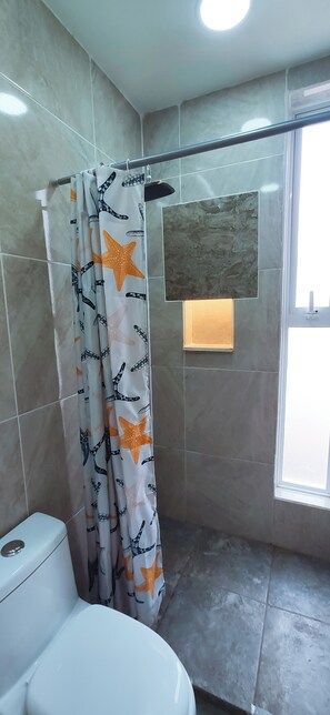 Kostenlose Toilettenartikel, Handtücher, Seife, Toilettenpapier