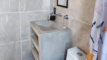 Habitación básica, balcón, vista al jardín | Baño | Amenidades de baño gratuitas, toallas, jabón, papel de baño