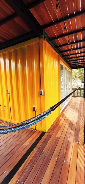 Eenvoudige kamer, balkon, uitzicht op tuin | Terras