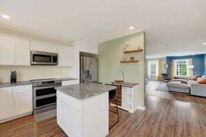 Micro-ondes, four, lave-vaisselle, cafetière/bouilloire