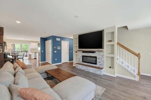 Smart-TV, Kamin, Arbeitsbereiche