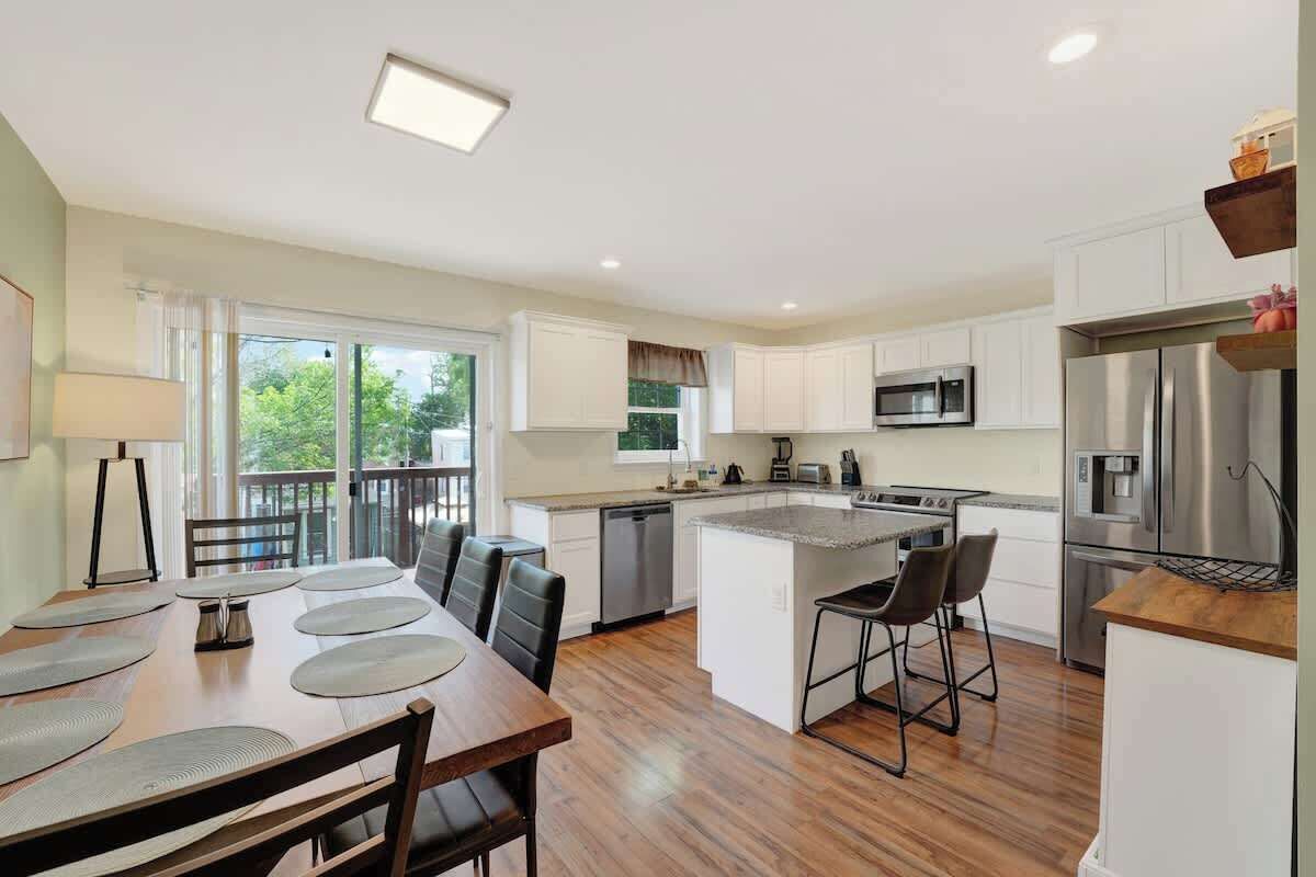 Micro-ondes, four, lave-vaisselle, cafetière/bouilloire