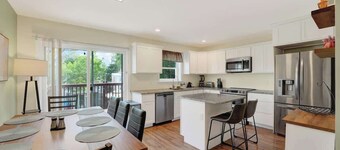 Spacious 4BR | 4B Townhouse • Sleeps 8+ • Near Downtown Wilmington