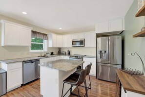 Four à micro-ondes, un four, lave-vaisselle, cafetière-théière