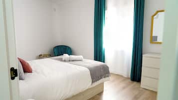 Departamento superior, 3 habitaciones | 2 habitaciones, escritorio y espacio para trabajar con laptop