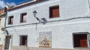 Un edificio de ladrillo blanco con un letrero que dice "EL CAUTIVO".