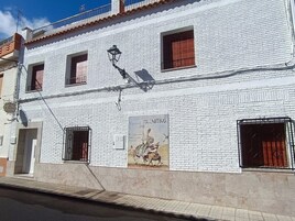 Un edificio de ladrillo blanco con un letrero que dice "EL CAUTIVO".