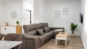 Apartamento superior, 2 habitaciones | Zona de estar