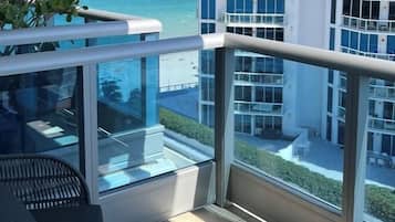 Junior suite, 1 kingsize bed met slaapbank, gedeeltelijk uitzicht op oceaan, aan het strand | Terras