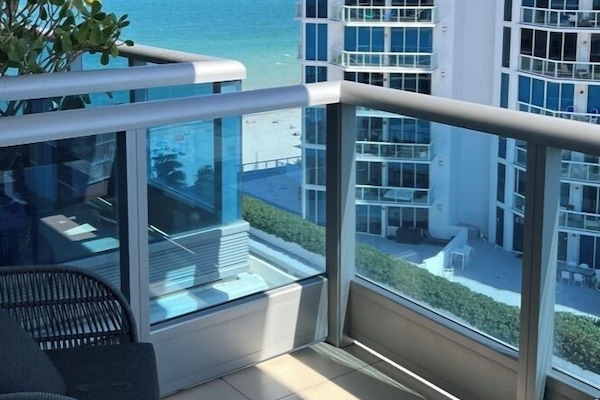 Suite Junior, 1 Tempat Tidur King dengan tempat tidur Sofa, pemandangan laut sebagian | Teras/patio