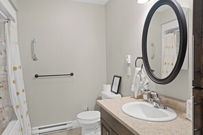 Secador de pelo, toallas, jabón y papel higiénico