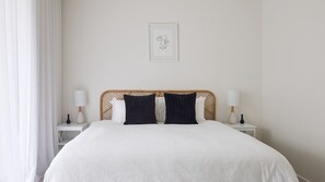 2 quartos, ferros/tábuas de passar roupa, berço de viagem