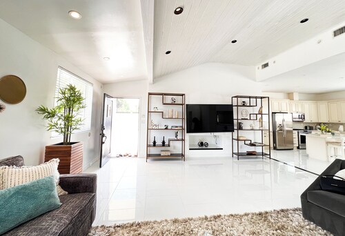 Spacious Resort Style Residence with Detached Casita, Pool & Spa