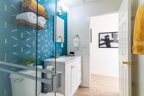 Dusche, Haartrockner, Handtücher, Seife