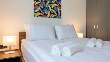 Premium Apartment, 1 Bedroom | 1 bilik tidur, peralatan tempat tidur premium, peti besi dalam bilik