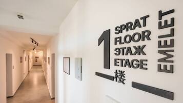 A hallway with a sign indicating 'Sprat Floor 1 Tax Stage' and 'Emelett'.