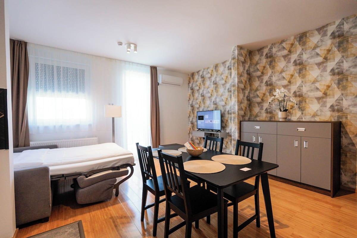 Studio | 1 bedroom, premium bedding, in-room safe, soundproofing