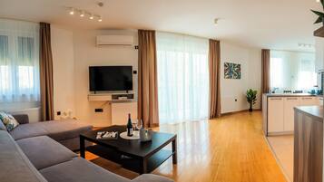 Family Apartment, 2 Bedrooms | Ruang tamu | 42 inci sebuah televisyen pintar dengan kabel