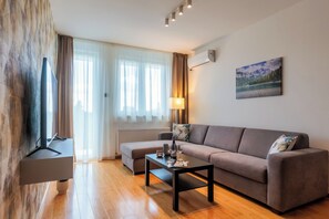 デラックス アパートメント 2 ベッドルーム | リビング エリア | 42 インチのスマートテレビ (ケーブル放送視聴可)